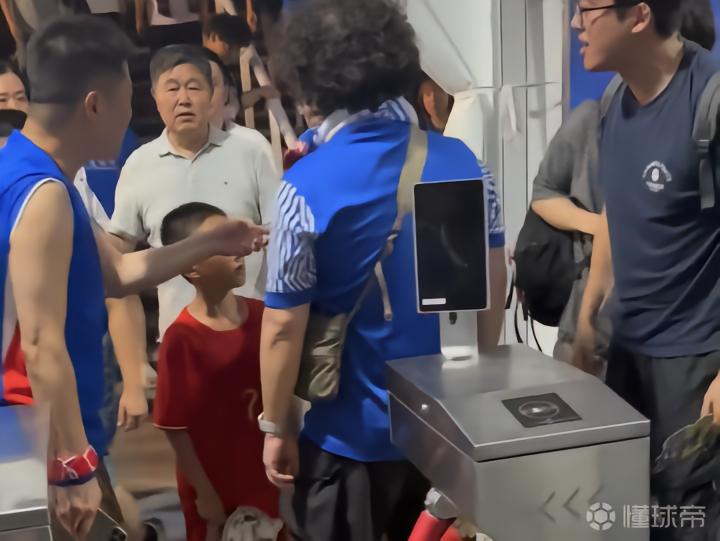 看台文化的反思:激情与理智的碰撞